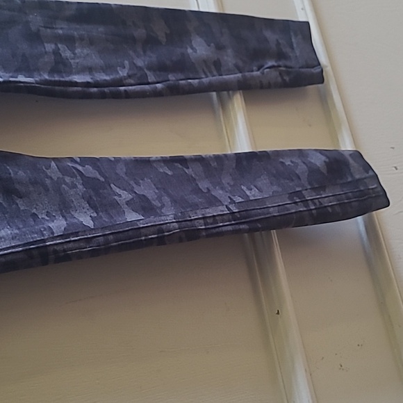 NEW SPANX Look at Me Now Seamless Leggings, Black Camo, Sz M - Picture 4 of 7